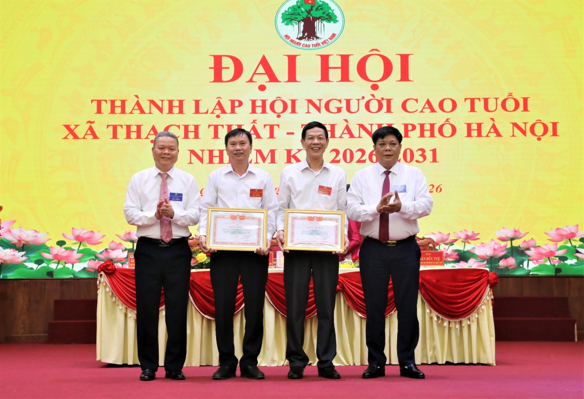 Trao Giấy khen của Hội NCT TP Hà Nội cho tập thể, cá nhân xuất sắc