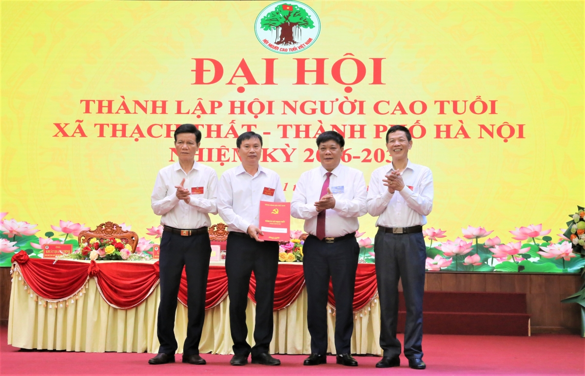 Trao quyết định thành lập Hội NCT xã Thạch Thất