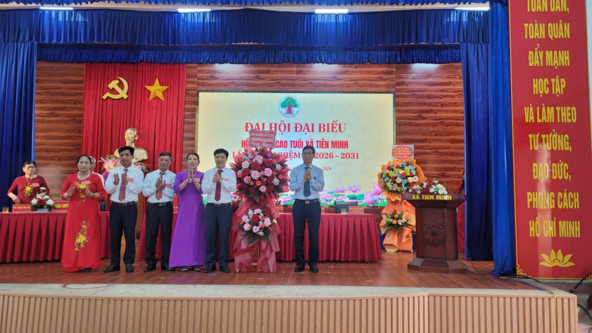 Ông Lê Văn Nhã - UV.BCH Hội NCT.VN - Chủ tịch Hội NCT.TP Hải Phòng tặng hoa chúc mừng