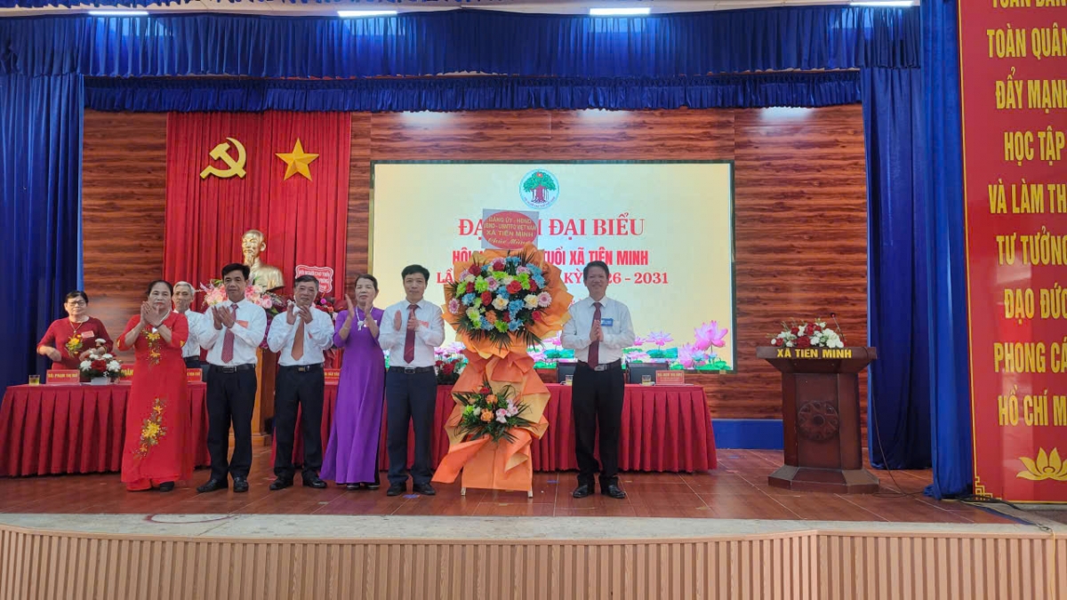 Ông Hoàng Trung Dũng - PBT.Thường trực Đảng ủy xã tặng hoa chúc mừng