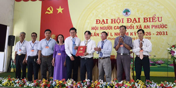 Ông Lê Minh Hòa- Ủy viên Ban Thường vụ Đảng ủy, Chủ tịch Ủy ban MTTQ Việt Nam xã trao quyết định công nhận và ra mắt Ban Chấp hành Hội Người cao tuổi xã An Phước khóa I, nhiệm kỳ 2026 - 2031 .