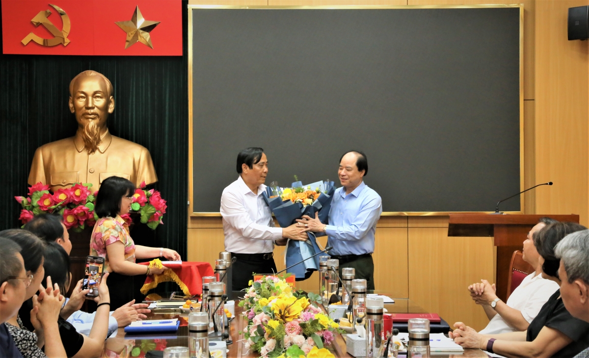 Chủ tịch Nguyễn Thanh Bình tặng hoa đồng chí Trương Xuân Cừ đồng chí Trương Xuân Cừ