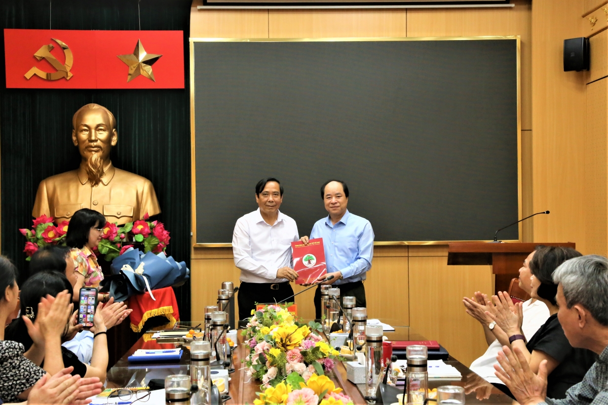 Chủ tịch Nguyễn Thanh Bình trao Quyết định nghỉ công tác cho đồng chí Trương Xuân Cừ