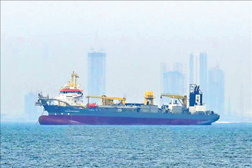 Tàu thương mại thả neo ngoài khơi Dubai, Các tiểu vương quốc Arab thống nhất (UAE) khi tuyến hàng hải qua eo biển Hormuz bị gián đoạn do xung đột.