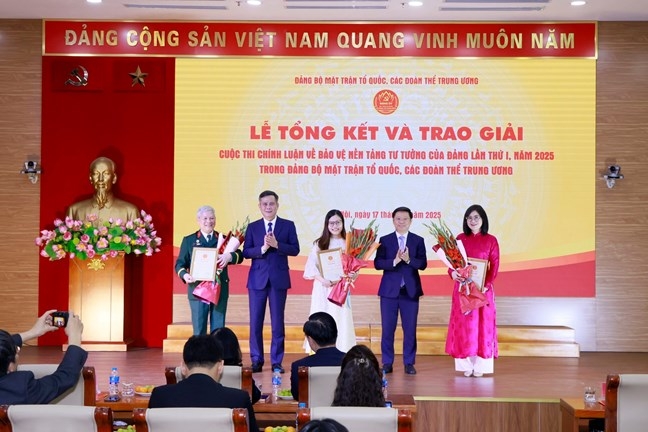 Trao thưởng cho các tác giả đoạt giả Cuộc thi chính luận về bảo vệ nền tảng tư tưởng của Đảng lần thứ I năm 2025