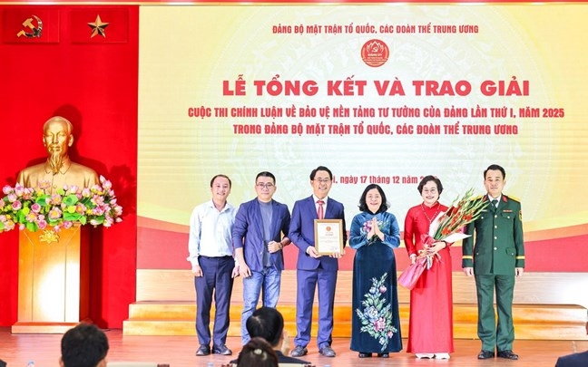 Đồng chí Bùi Thị Minh Hoài, Ủy viên Bộ Chính trị, Bí thư Trung ương Đảng, Chủ tịch  Ủy ban Trung ương MTTQ Việt Nam trao thưởng cho các tác giả đoạt giả Cuộc thi chính luận về bảo vệ nền tảng tư tưởng của Đảng lần thứ I năm 2025