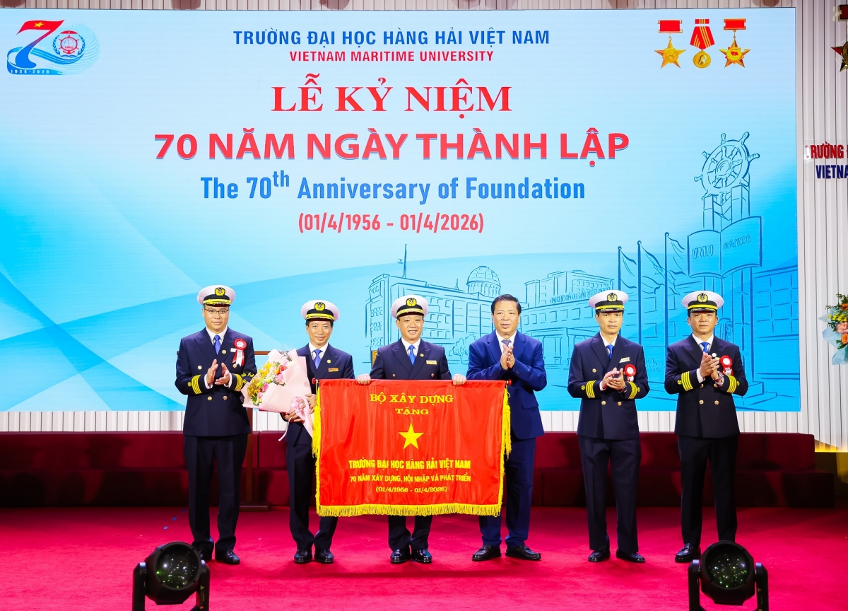 Bộ trưởng Bộ Xây dựng Trần Hồng Minh tặng Ban Giám hiệu Trường Đại học Hàng hải Việt Nam bức trướng nhân dịp kỷ niệm 70 năm.