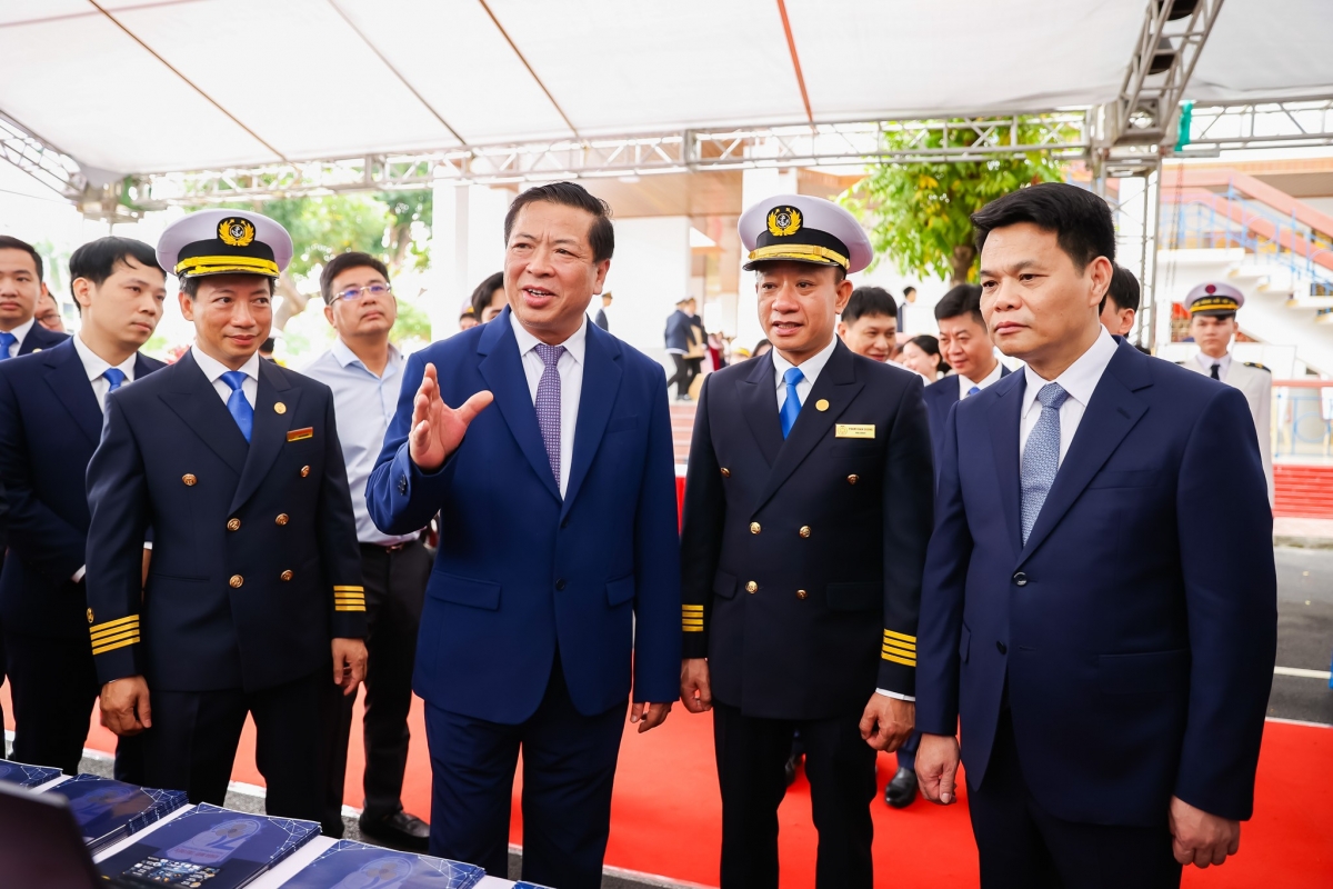 Các đồng chí lãnh đạo tham quan Triển lãm Kỹ thuật và Công nghệ Hàng hải, hoạt động chào mừng Kỷ niệm 70 năm Ngày thành lập Trường.