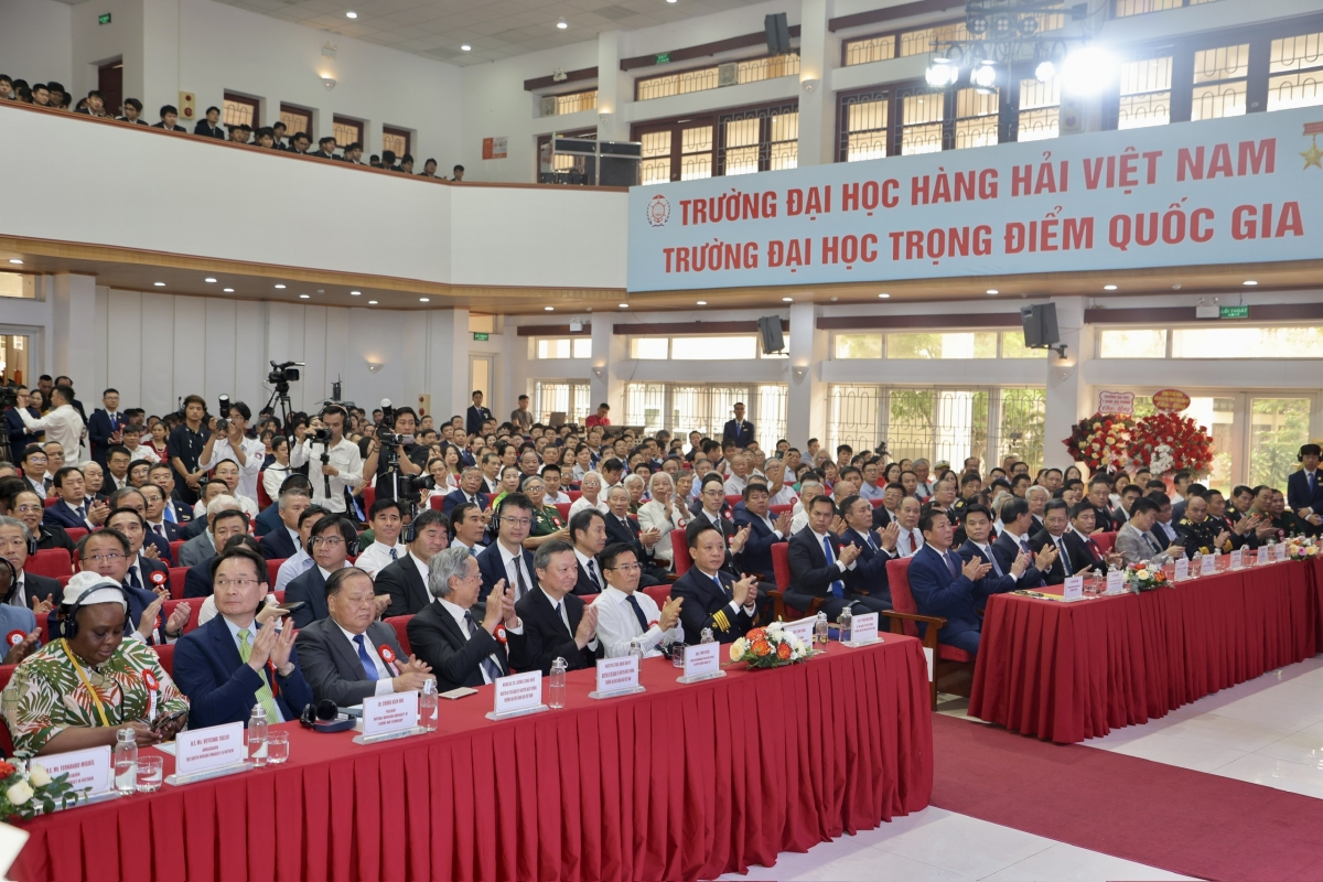 đại diện các cơ quan, ban ngành trung ương, địa phương; các đối tác trong nước và quốc tế; các cựu giáo chức, các thế hệ cựu sinh viên, học viên của Nhà trường.