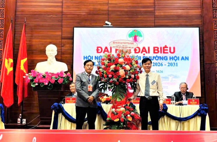 Lãnh đạo Hội NCT TP Đà Nẵng tặng hoa chúc mừng Đại hội