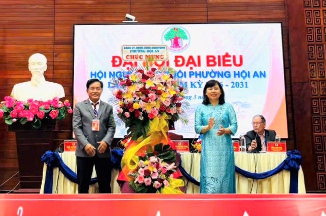 Lãnh đạo phường Hội An tặng hoa chúc mừng Đại hội