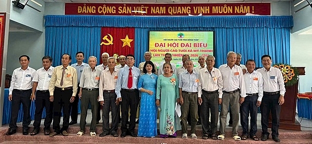 Ban Chấp hành Hội Người cao tuổi xã Mỹ Thành nhiệm kỳ 2026–2031 chụp ảnh lưu niệm cùng lãnh đạo Hội Người cao tuổi tỉnh.