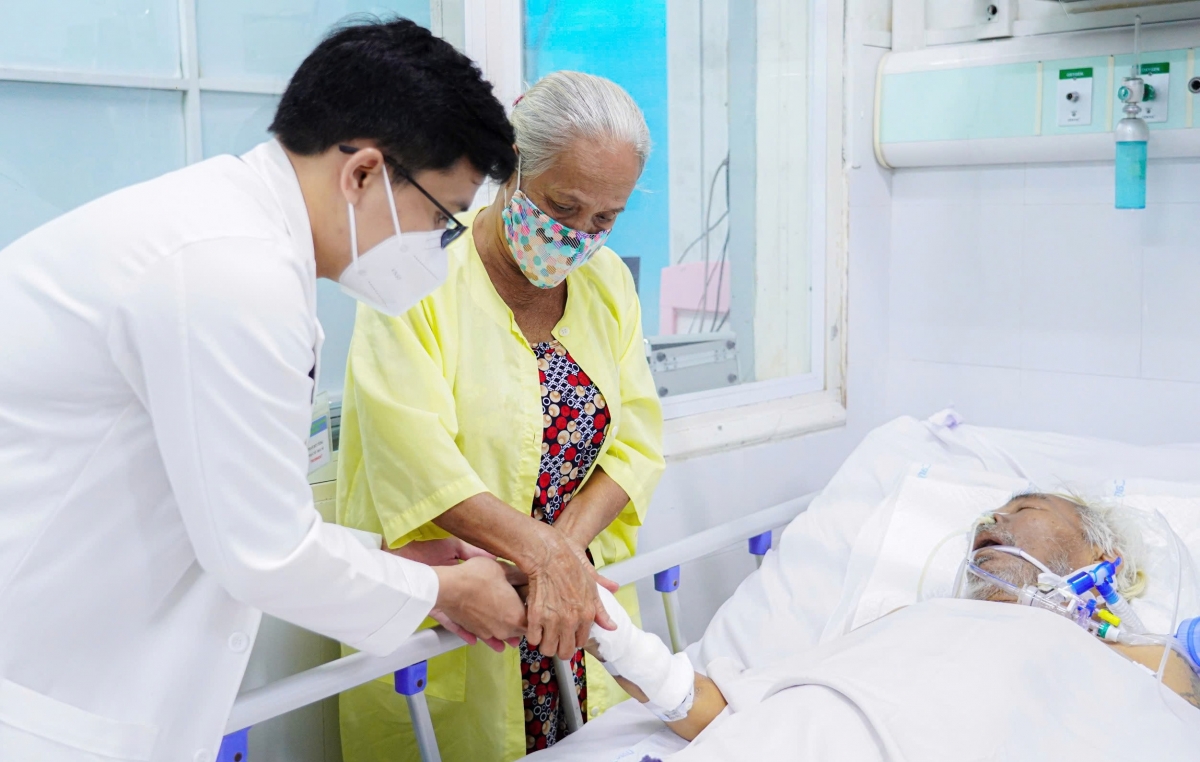 Bác sĩ và vợ của ông Phan Văn Dũng túc trực chăm sóc bệnh nhân nghèo đang nguy kịch