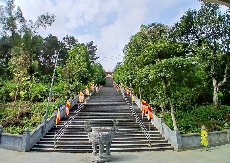 Khám phá Thiền viện Trúc Lâm bên dòng sông Mã