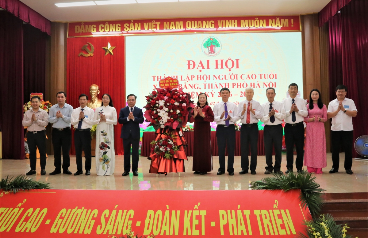 Lãnh đạo xã Hạ Bằng tặng hoa chúc mừng Đại hội