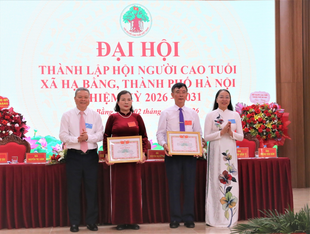 Trao Giấy khen của Hội NCT TP Hà Nội cho tập thể, cá nhân xuất sắc