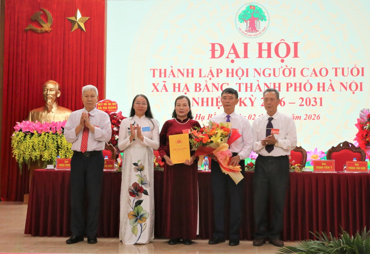 Trao quyết định thành lập Hội NCT xã Hạ Bằng