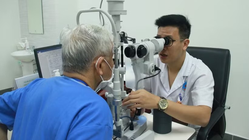 Bác sĩ Bệnh viện Hữu Nghị khám mắt cho người cao tuổi.