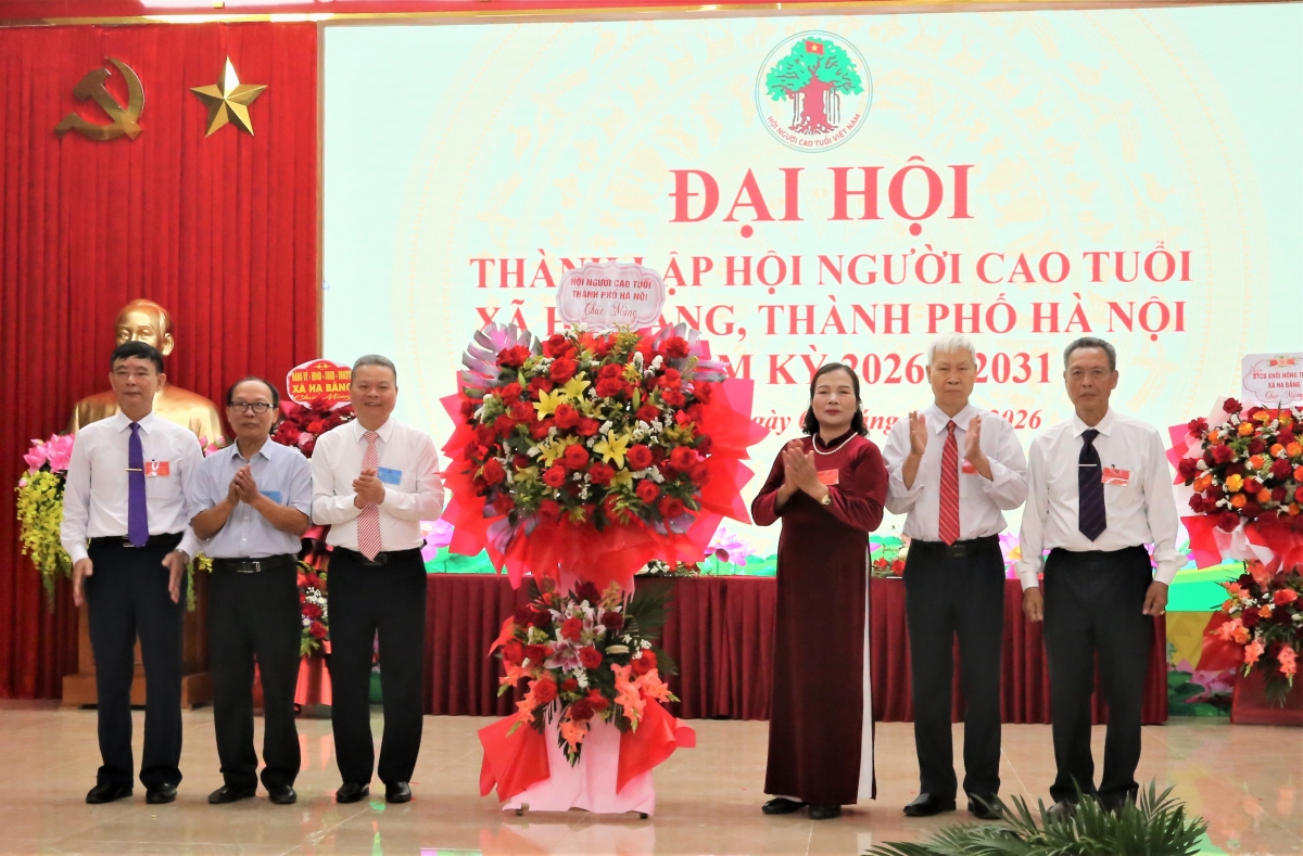 Lãnh đạo Hội NCT TP Hà Nội tặng hoa chúc mừng Đại hội