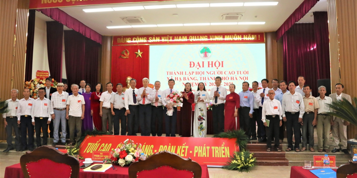 Lãnh đạo Hội NCT TP Hà Nội và xã Hạ Bằng tặng hoa chúc mừng Ban Chấp hành Hội NCT xã