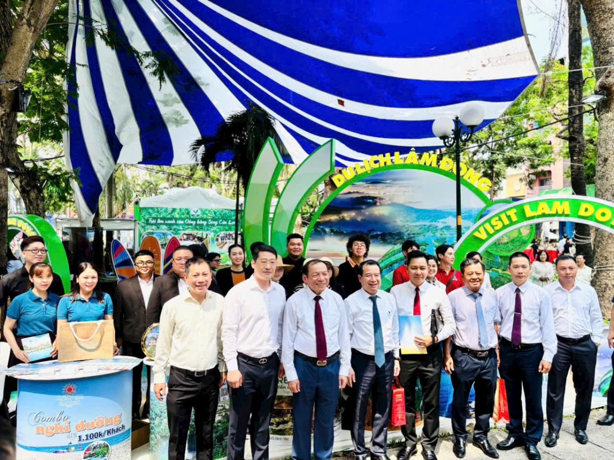 Bộ trưởng Bộ Văn hóa, Thể thao và Du lịch Nguyễn Văn Hùng tham quan gian hàng và chụp ảnh lưu niệm cùng đoàn công tác tỉnh Lâm Đồng tại Ngày hội Du lịch TP. Hồ Chí Minh lần thứ 22 năm 2026.