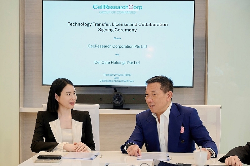 Bà Lê Ánh Tuyết, Đại diện Hội đồng quản trị Cellcare Holdings ký kết hợp tác cùng ông Ivor J Lim, Giám đốc sáng lập kiêm Giám đốc Y khoa, Tập đoàn CellResearch Corporation