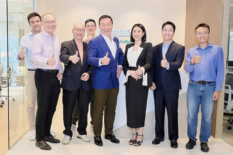 Những nghiên cứu về tế bào gốc của PGS.TS.BS Phan Toàn Thắng (áo vest đen từ trái qua) dần được hiện thực hóa để điều trị bệnh