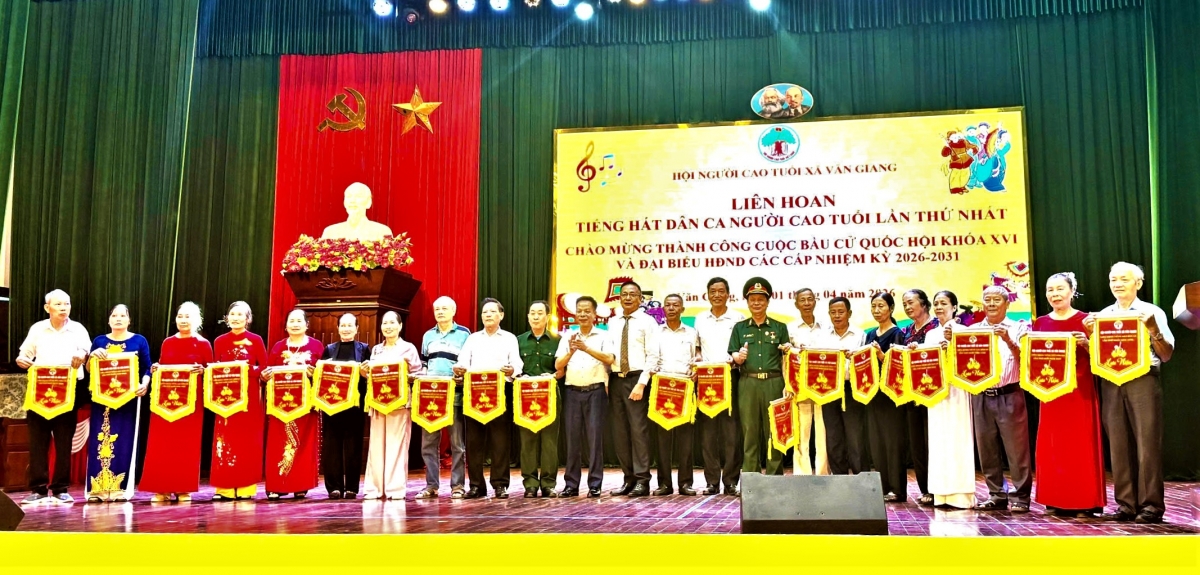 Ban tổ chức trao Cờ lưu niệm cho các đoàn tham gia Liên hoan