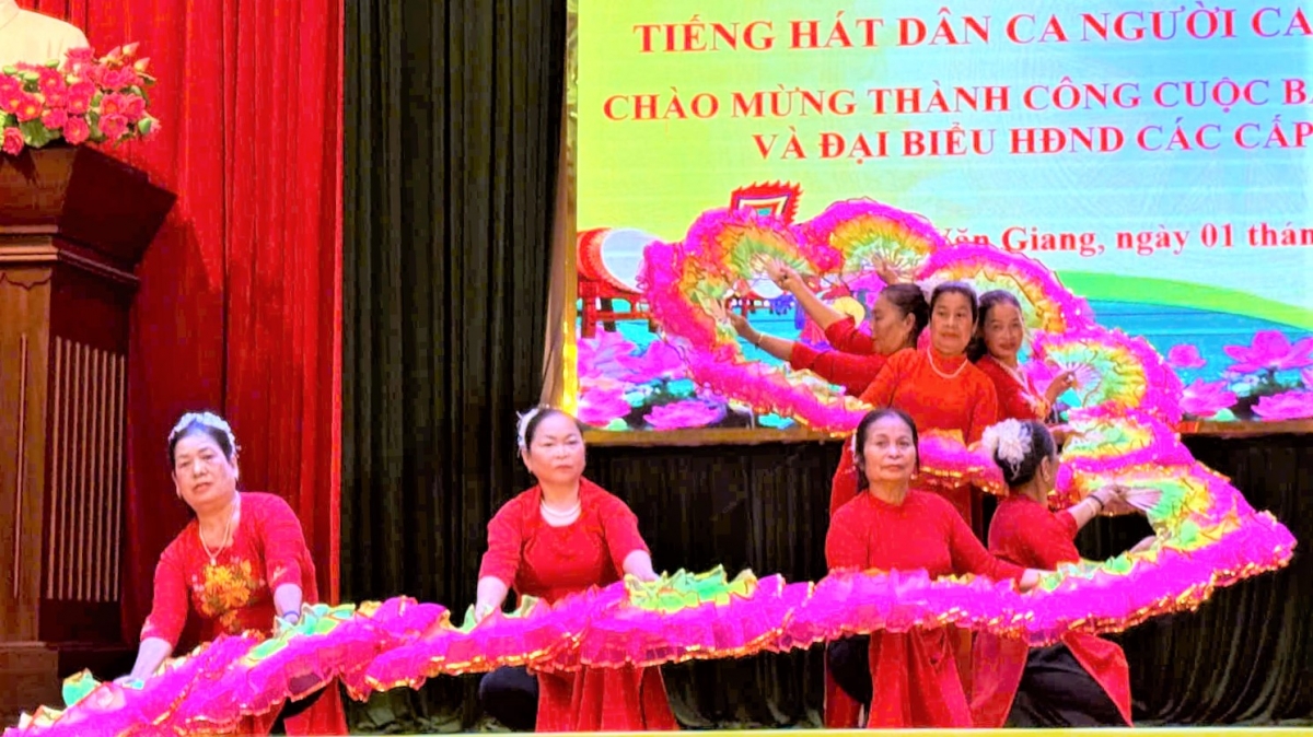 Ngân vang làn điệu quê hương - NCT Văn Giang giữ hồn dân ca