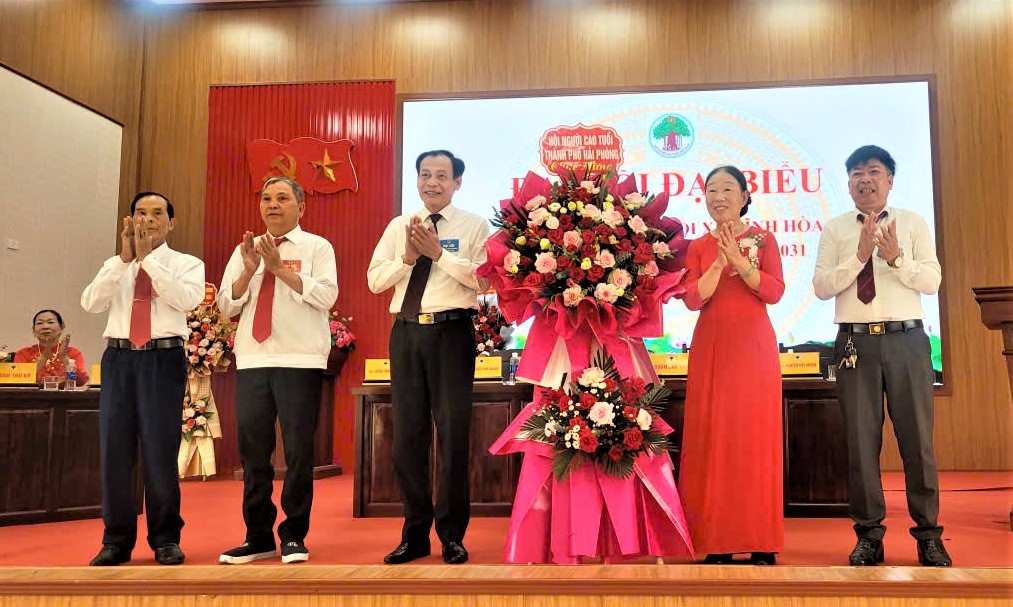 Lãnh đạo Hội NCT TP Hải Phòng tặng hoa chúc mừng Đại hội