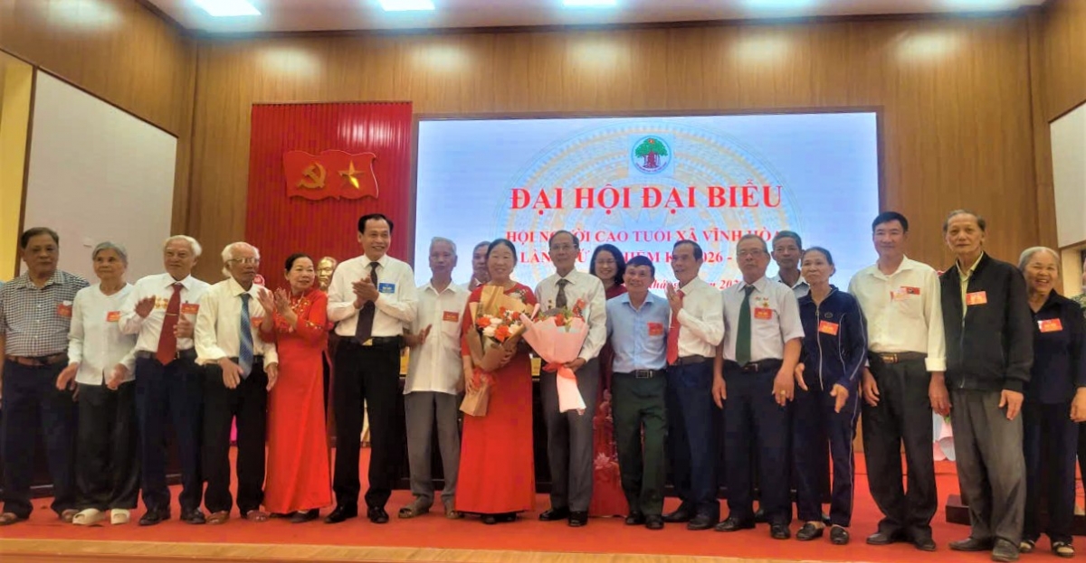 Lãnh đạo Hội NCT TP Hải Phòng và xã Vình Hòa tặng hoa chúc mừng Ban Chấp hành Hội NCT