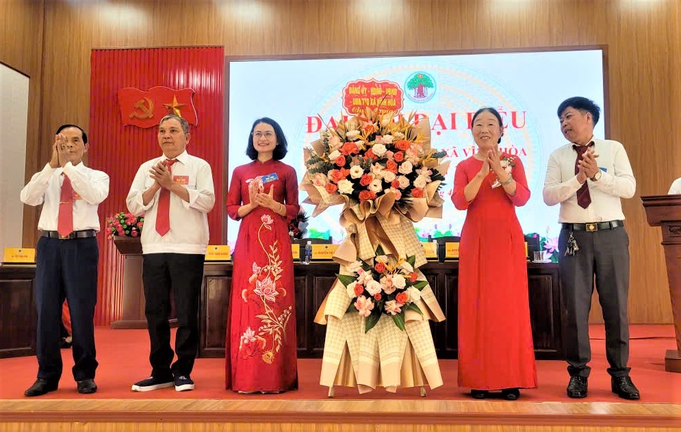 Lãnh đạo xã Vĩnh Hòa tặng hoa chúc mừng Đại hội