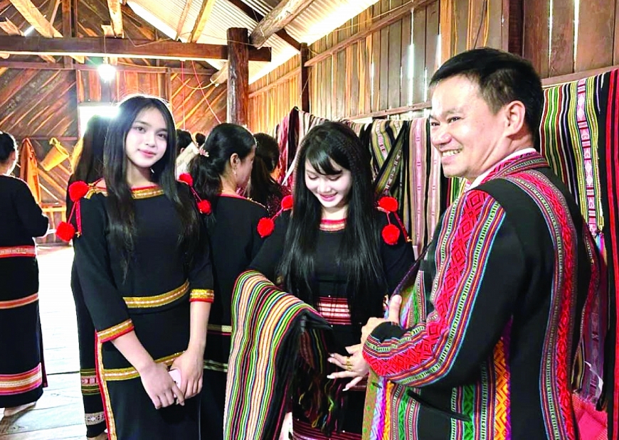 Thổ cẩm Ê Đê hiện nay không chỉ hiện diện trong đời sống thường nhật mà còn trở thành một phần của trải nghiệm du lịch.