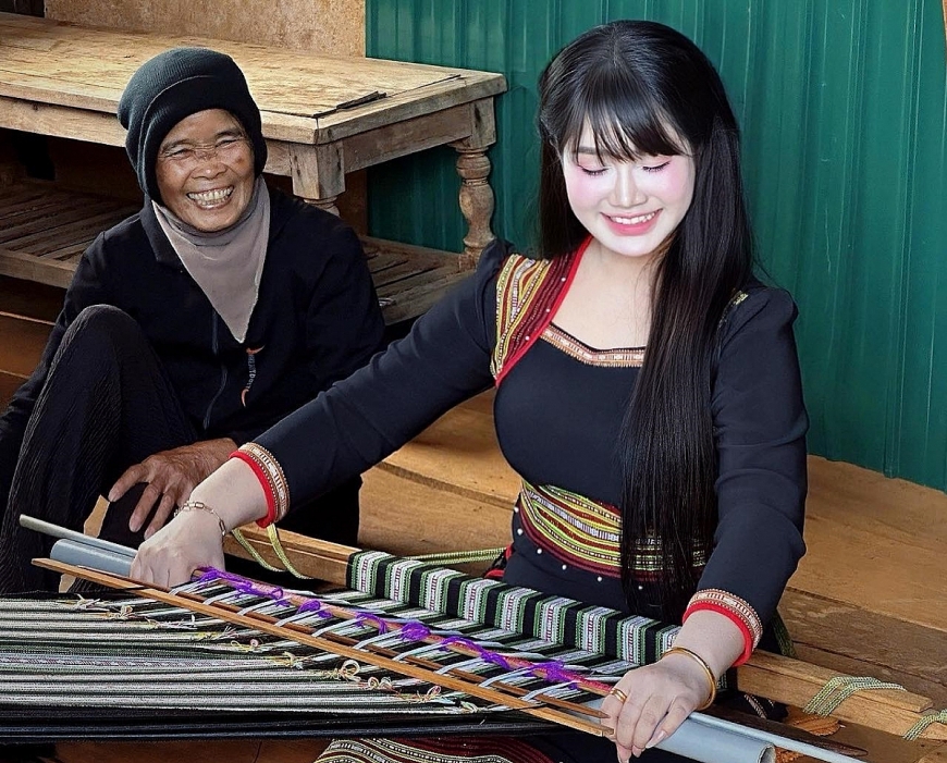 Thời trang hóa giúp nâng tầm thổ cẩm Ê Đê