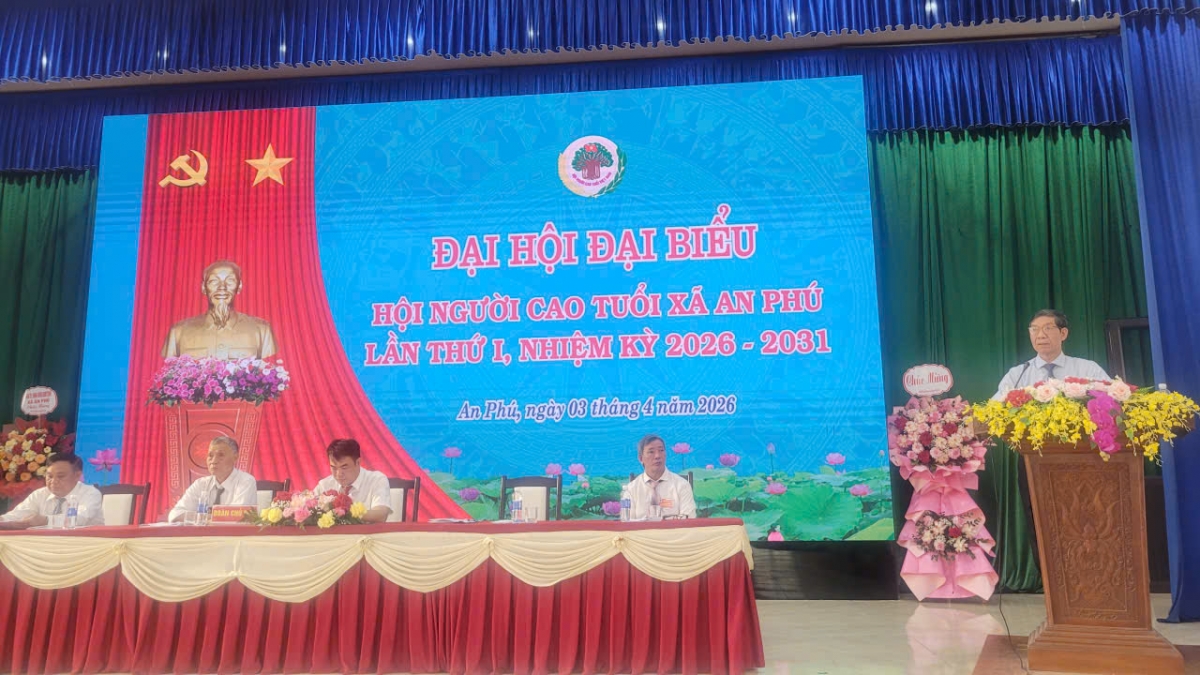 ông Lê Văn Nhã - Chủ tịch Hội Người cao tuổi thành phố Hải Phòng ghi nhận và đánh giá cao những kết quả mà Hội Người cao tuổi xã An Phú đạt được trong nhiệm kỳ qua. 