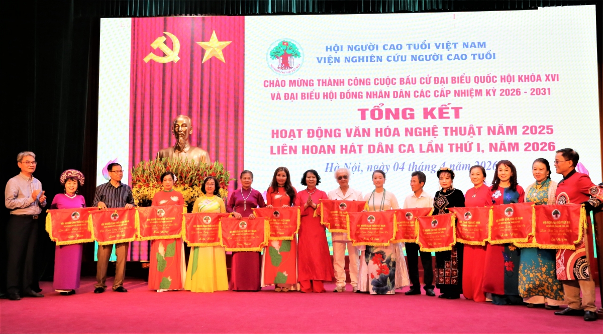 Ban tổ chức trao Cờ lưu niệm cho các đoàn tham gia Liên hoan