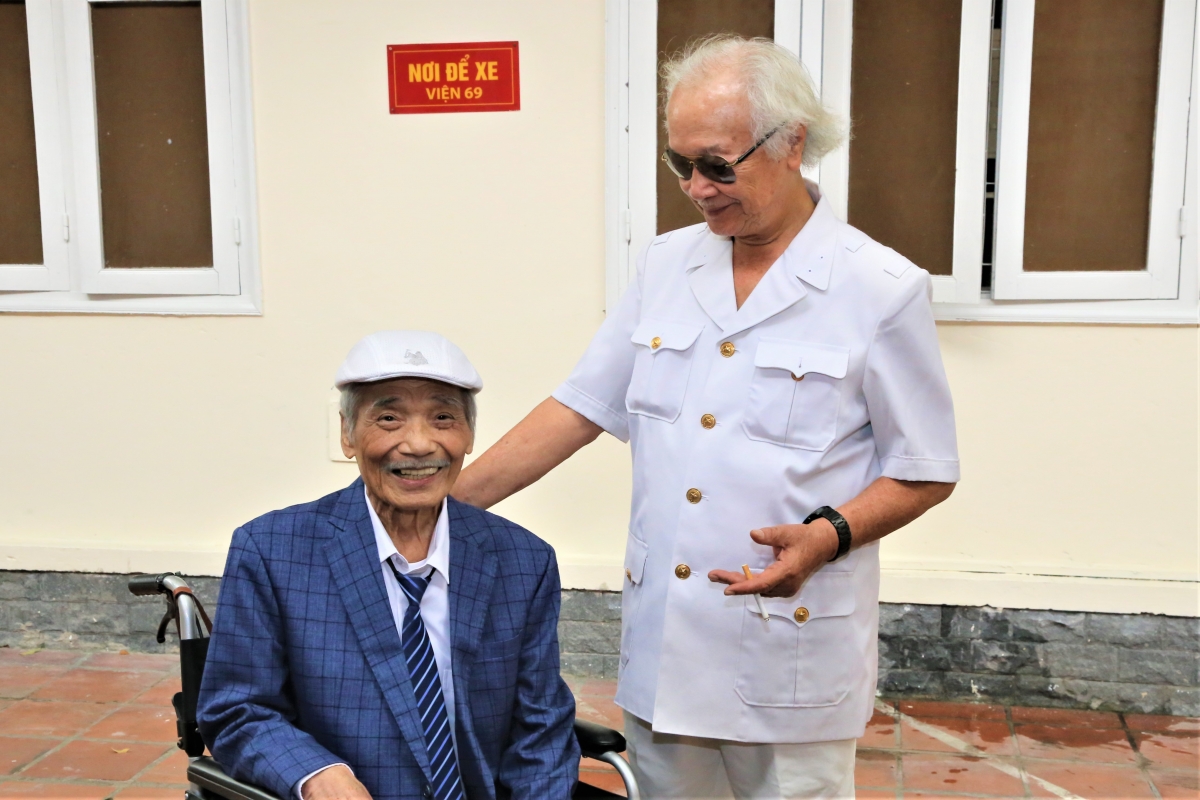 Dù tuổi đã cao, NSND Trần Hiếu vẫn theo dõi, chỉ đạo nghệ thuật hoạt động của Đoàn Nghệ thuật Vạn Xuân