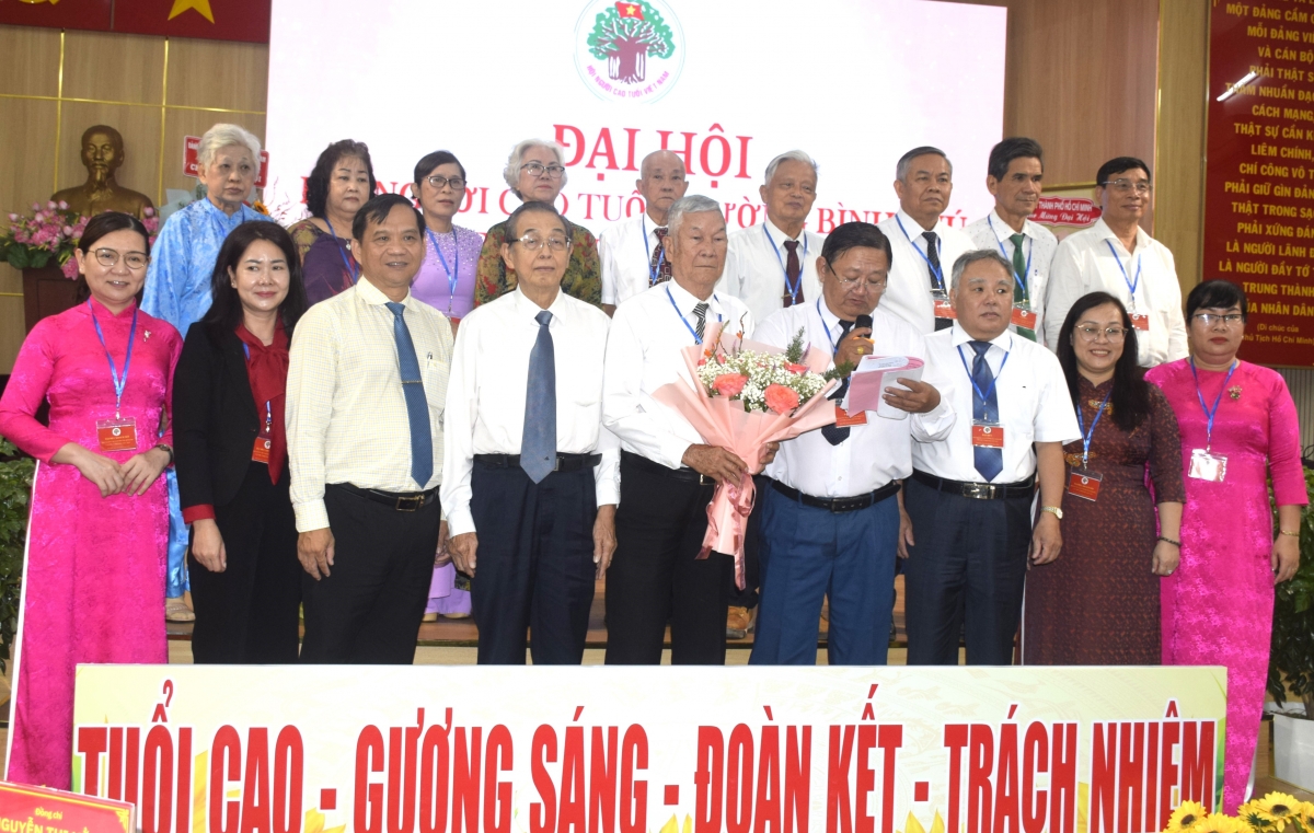 Ban Chấp hành Người cao tuổi Bình Phú nhiệm kỳ 2026–2031 chụp chung cùng đại biểu tại Đại hội