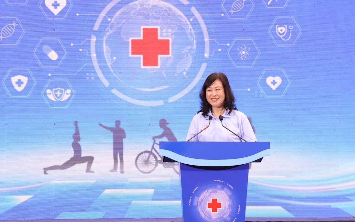 Bà Đào Hồng Lan – Uỷ viên Trung ương Đảng, Bộ trưởng Bộ Y tế cho biết, trong suốt nhiều thập kỷ qua, Đảng và Nhà nước ta luôn đặt sức khỏe nhân dân là ưu tiên hàng đầu trong các chính sách phát triển. Đầu tư cho sức khỏe chính là đầu tư cho sự phát triển bền vững của nòi giống, là động lực cốt lõi để thúc đẩy tăng trưởng kinh tế, duy trì an sinh xã hội và bảo vệ vững chắc Tổ quốc.