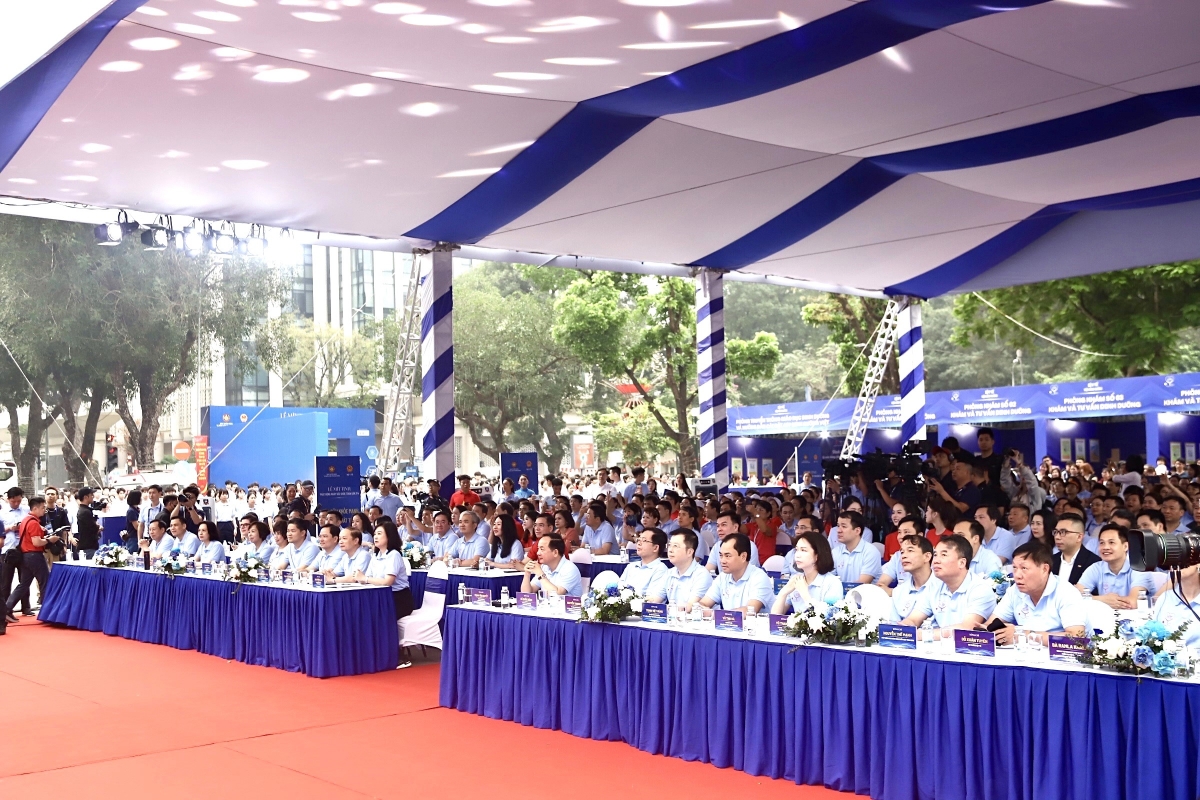 Đông đảo đại biểu, cán bộ y tế và người dân tham dự Lễ mít tinh phát động Ngày Sức khỏe toàn dân 74 tại Công viên Thống Nhất (Hà Nội).