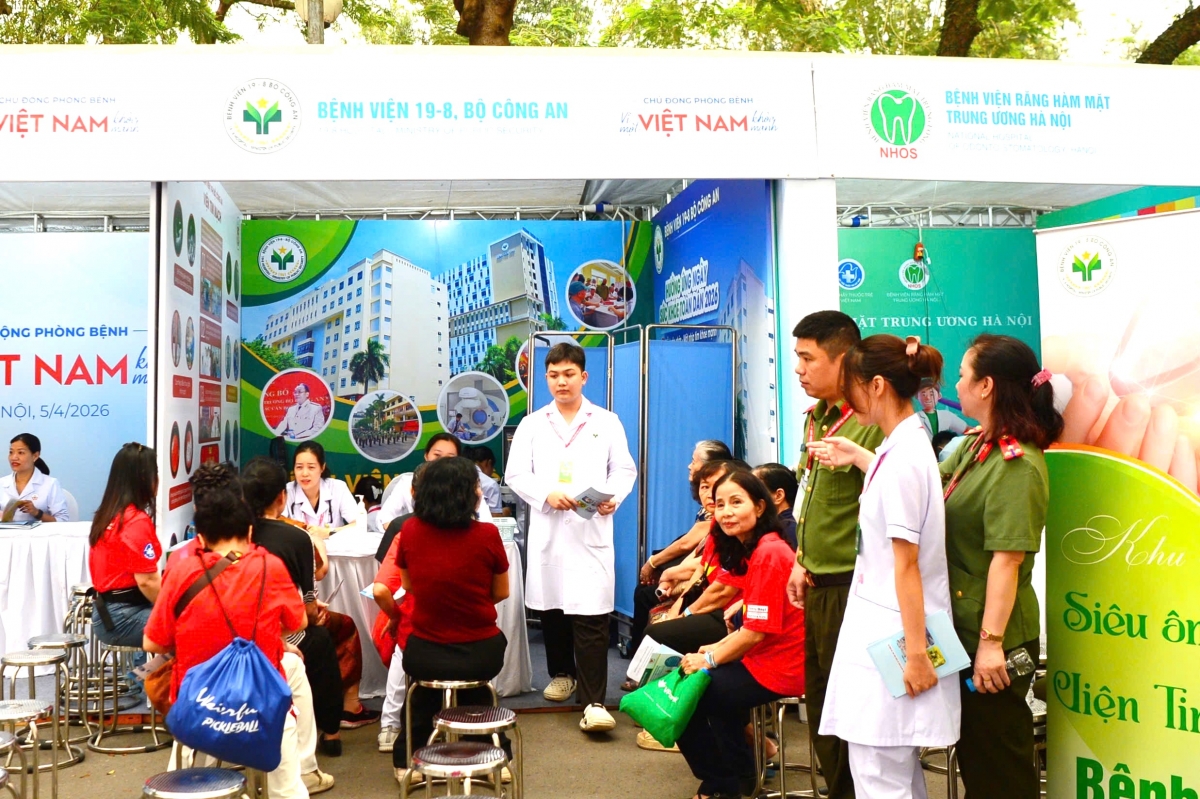 Người dân được khám sàng lọc, tư vấn sức khỏe và dinh dưỡng miễn phí tại các gian dịch vụ y tế trong khuôn khổ Ngày Sức khỏe toàn dân 74.