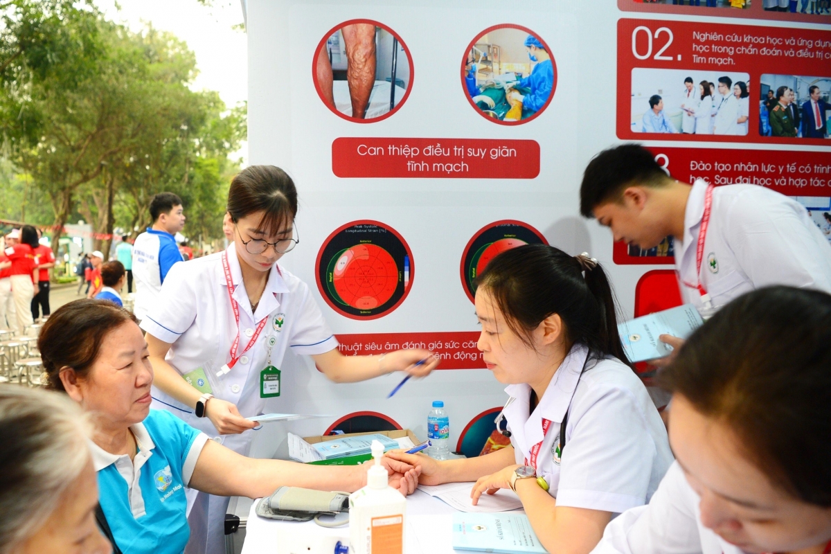 Hàng nghìn người dân được tư vấn, khám sức khỏe miễn phí