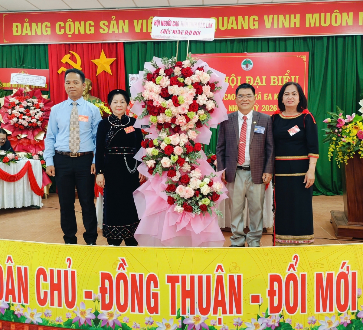 Lãnh đạo Hội NCT tỉnh tặng hoa chúc mừng Đại hội 