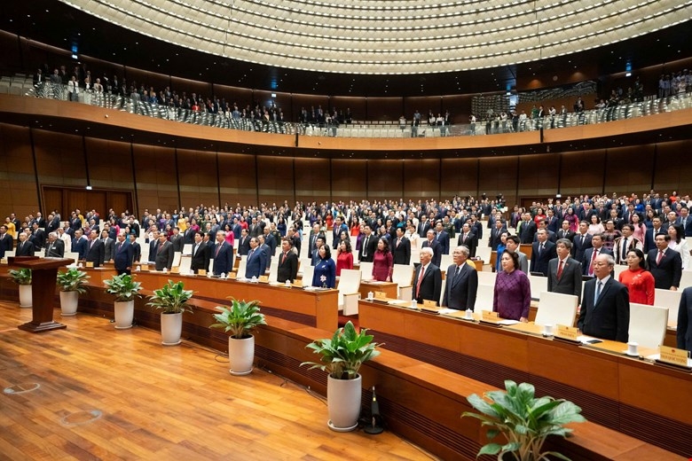 Các đại biểu thực hiện nghi lễ chào cờ tại Phiên khai mạc Kỳ họp thứ Nhất, Quốc hội khoá XVI