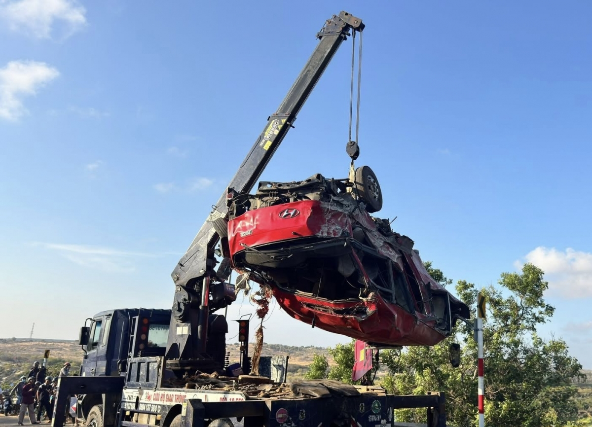 Cơ quan chức năng cẩu xe bị tai nạm lên bờ