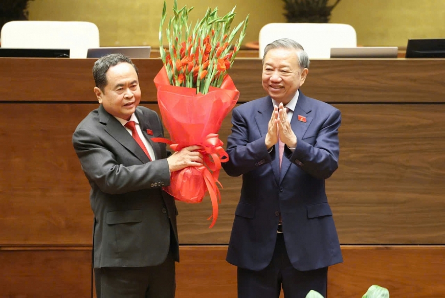 Tổng Bí thư Tô Lâm tặng hoa chúc mừng đồng chí Trần Thanh Mẫn tái đắc cử chức vụ Chủ tịch Quốc hội khóa XVI, nhiệm kỳ 2026-2031 - Ảnh: VGP