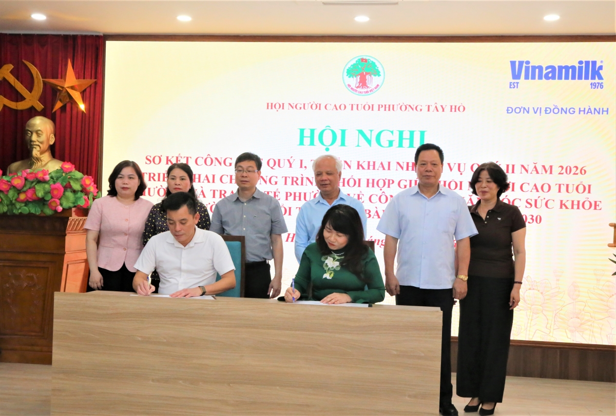 Lãnh đạo Trạm Y tế phường và lãnh đạo Hội NCT phường ký kết chương trình phối hợp