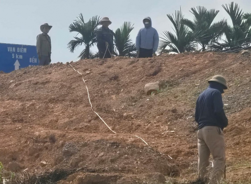 Cán bộ xã Nam Tiến (cũ) phối hợp với thôn Đại Gia khảo sát đo vẽ để đề nghị huyện Phú Xuyên (cũ) mở một con đường xuống miếu thôn Đại Gia để phục vụ đi lại tín ngưỡng. 