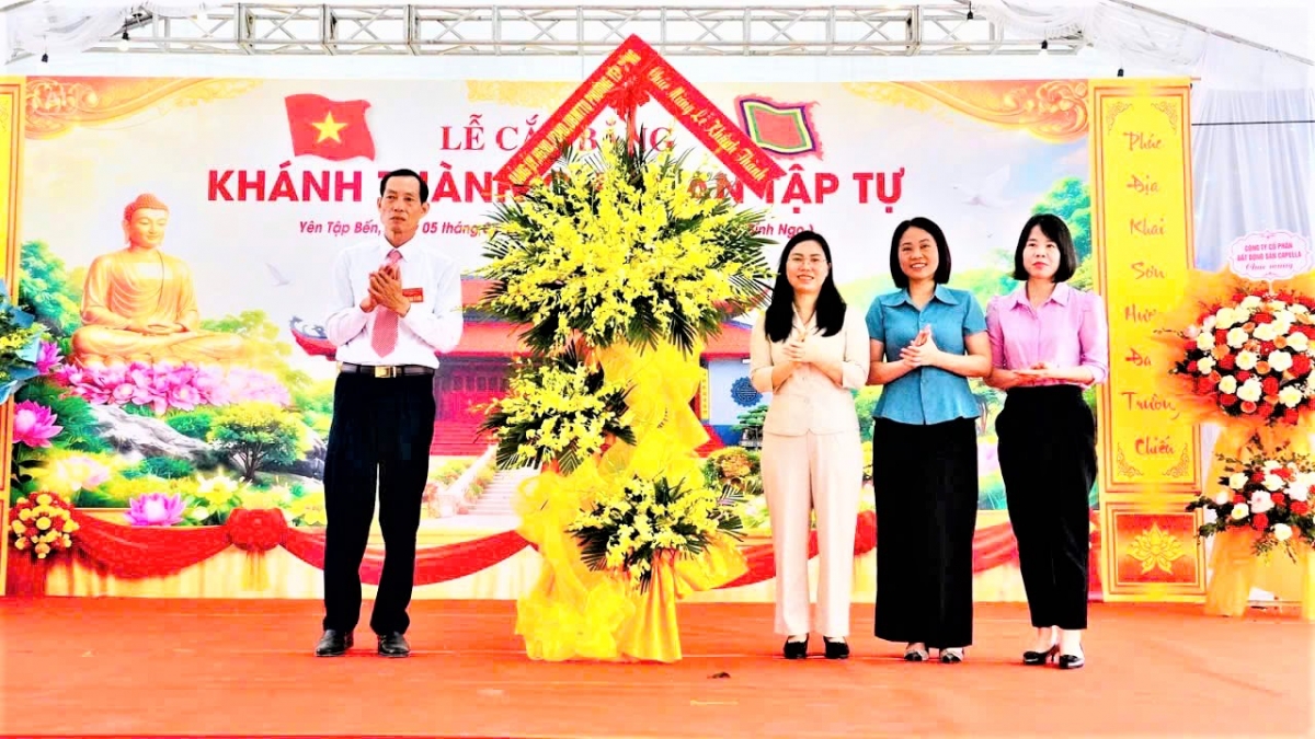 Lãnh đạo phường Yên Dũng tặng hoa chúc mừng