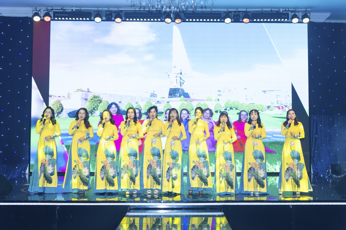 Đội văn nghệ của CLB di sản áo dài Bình Thuận biểu diễn tốp ca